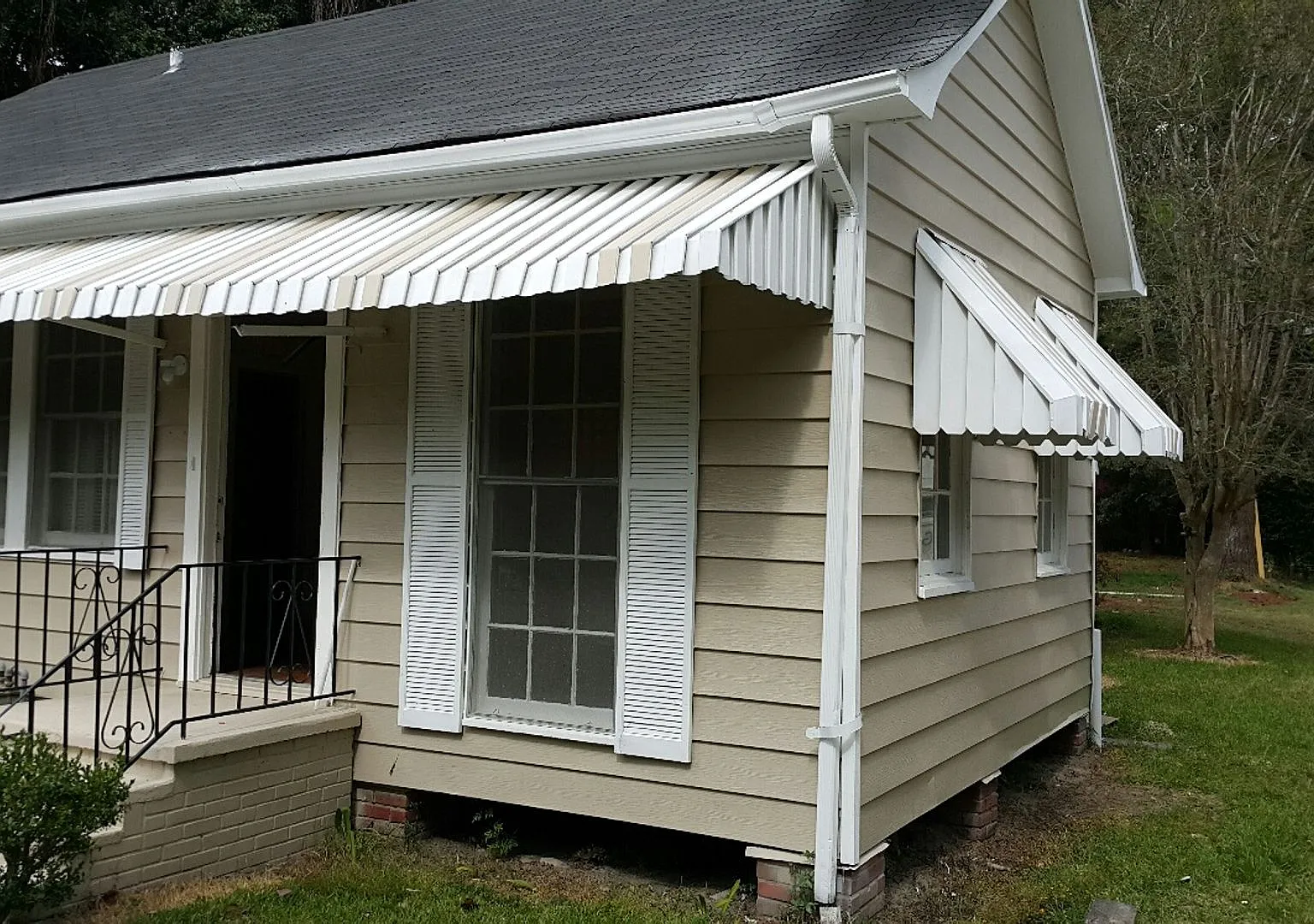 2933 Dayton Street - 4 bedrooms 2 baths — Photo 2