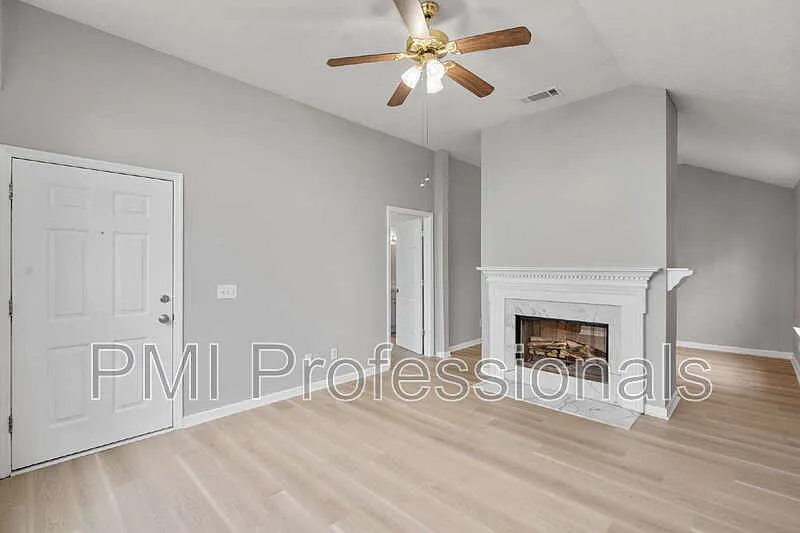 3 bed, 2.0 bath, 1110 sqft, $1,725 — Photo 3