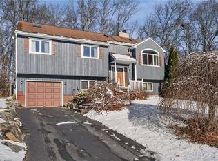 25 Ivy Hollow Ct, Cranston, RI 02921
