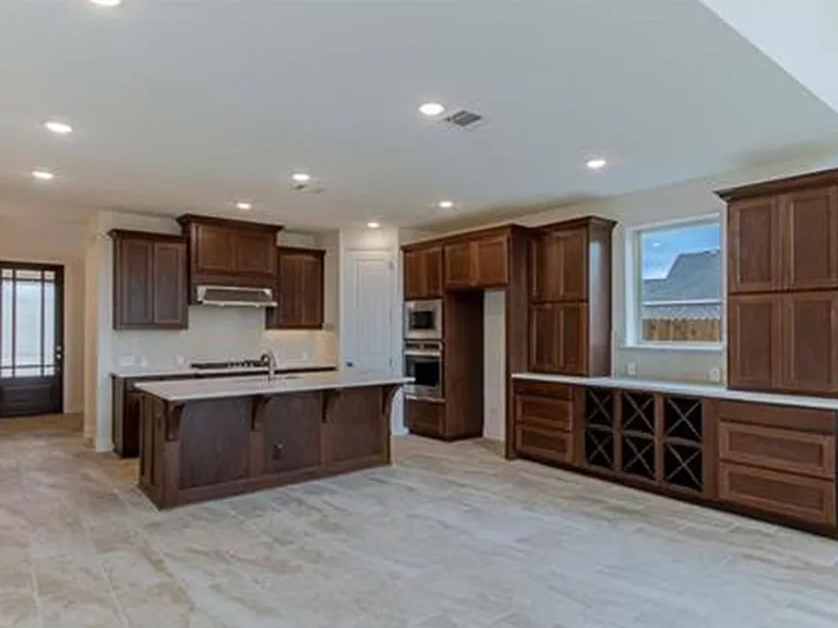 1422 Oaklawn Dr — Photo 2