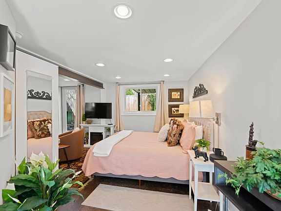 3rd image of 7 1/2 Georgia Ave #B