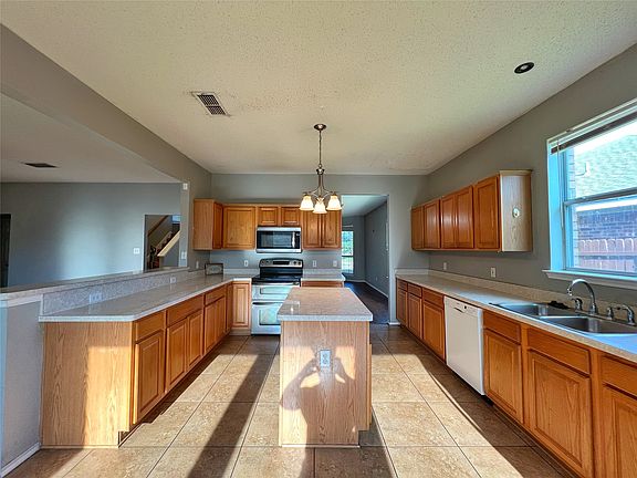 4th image of 3944 Silver Springs Dr