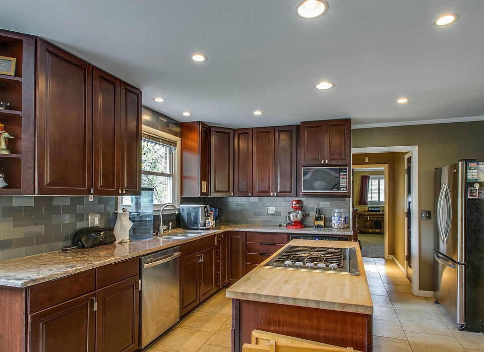 1st image of 810 Evansdale Dr