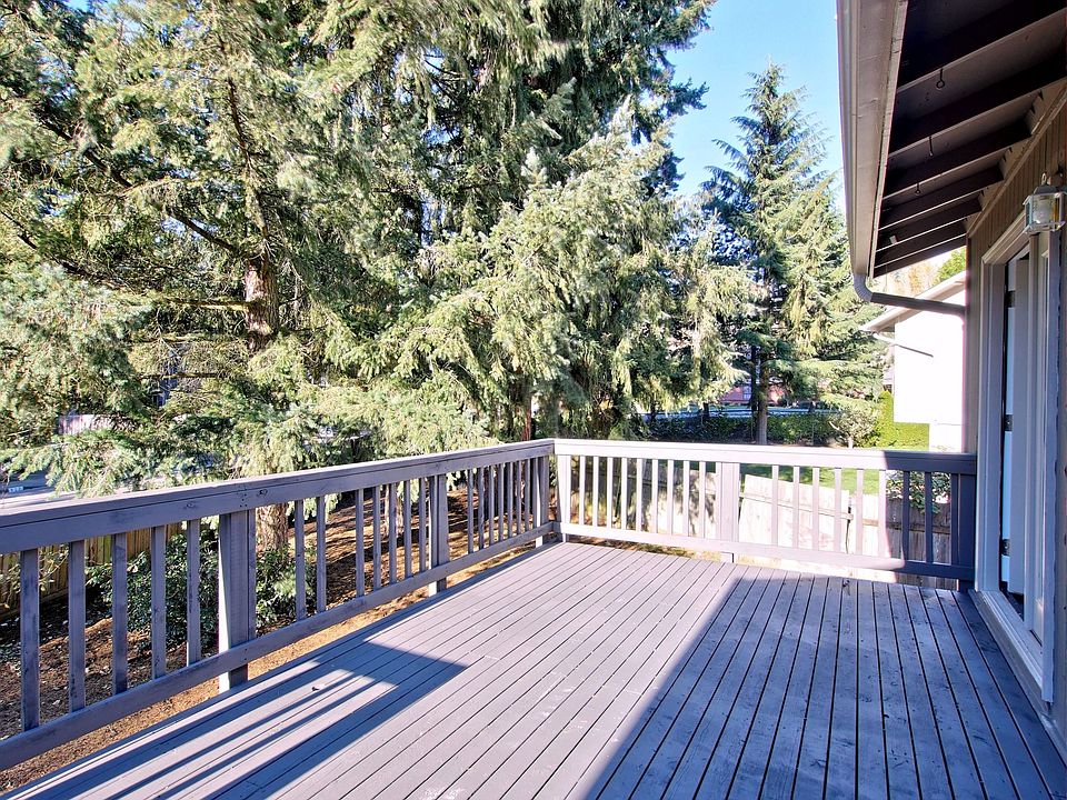 1st image of 811 216th Pl NE