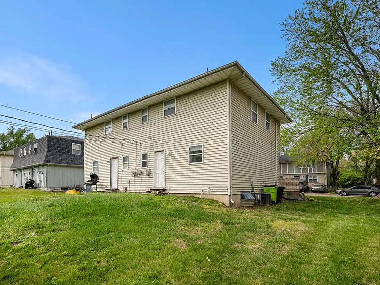221 N Oak St — Photo 13