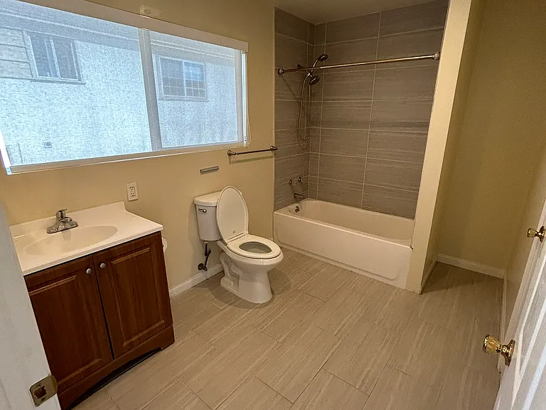 2324-28 W Jewett St #2330 — Photo 17