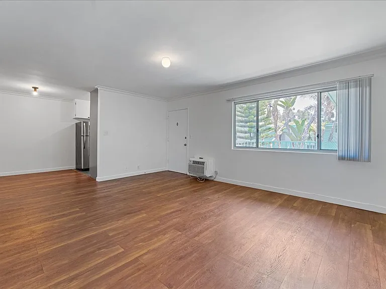1437 E Windsor Rd #16 — Photo 1