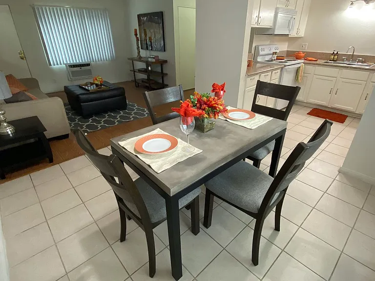 Topanga Apartments — Photo 14