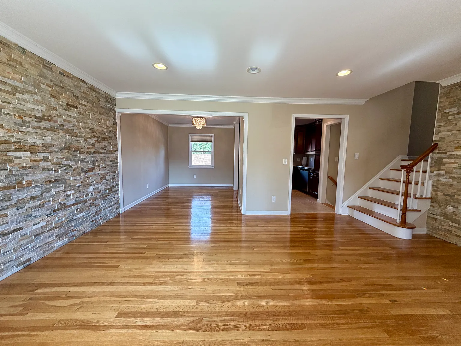3 bed, 2.5 bath, 2500 sqft, $4,000 — Photo 4