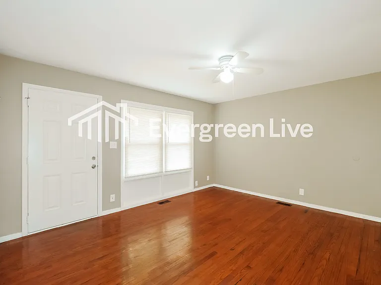 8601 E 92nd Ter — Photo 3