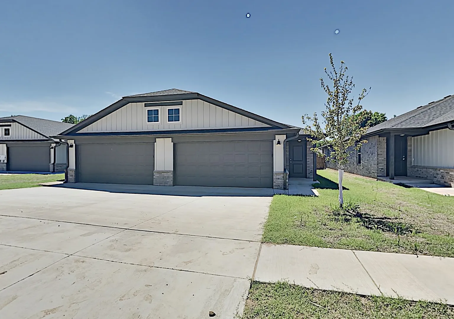 3 Bed 2 Bath 2 Car Garage Duplex - Great location close to the Broadway Extension and 8 minutes f... — Photo 1