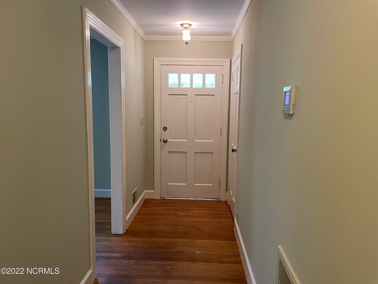 3 bed, 2.0 bath, 1450 sqft, $1,800 — Photo 3
