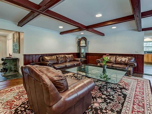 5th image of 34 Beaumont Dr