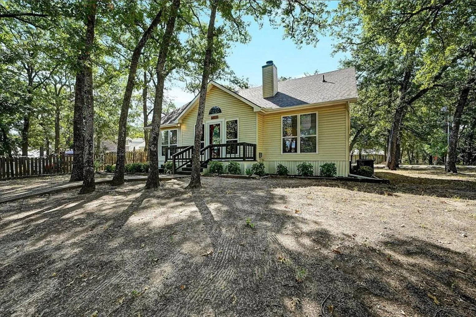 1029 Shoreline Dr — Photo 2