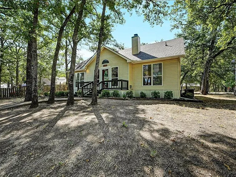 1029 Shoreline Dr — Photo 2