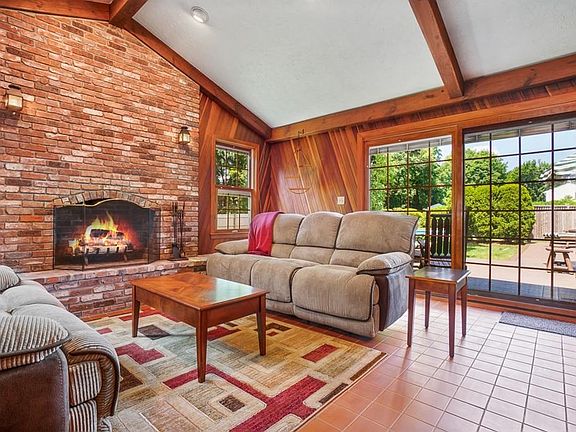 4th image of 40 Sherwood Ave