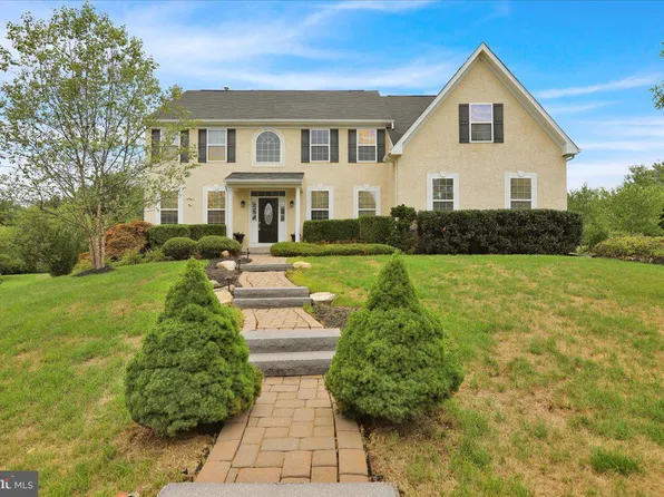 221 Shadybrooke Dr N, Douglassville, PA 19518