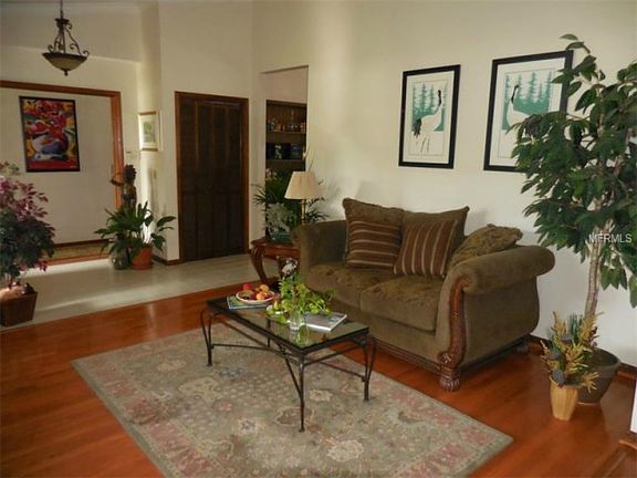 4th image of 604 Longmeadow Cir