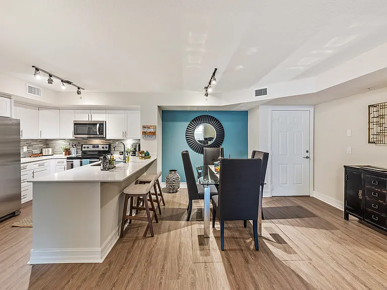Crescent House Apartments — Photo 8