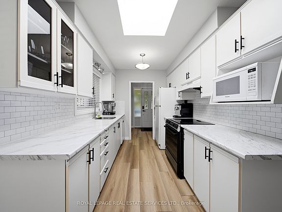 5th image of 127 Redgrave Dr