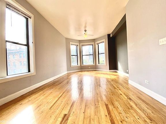 4th image of 900 W Montrose Ave #1317