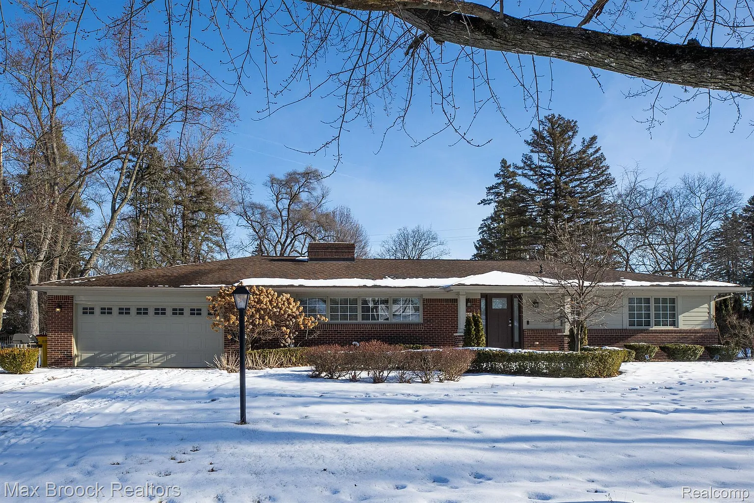 565 Westbourne Dr photo 1