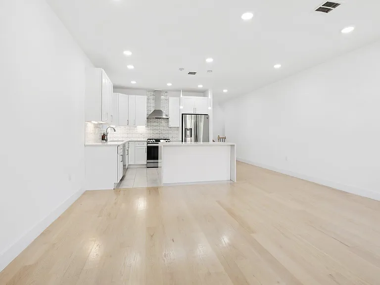 131 Zabriskie St — Photo 13
