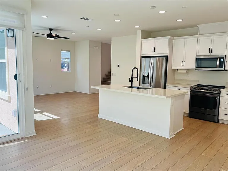 530 Longmeadow St — Photo 13