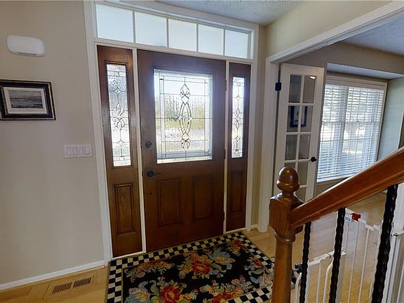 3rd image of 10 Wyebrook Cir
