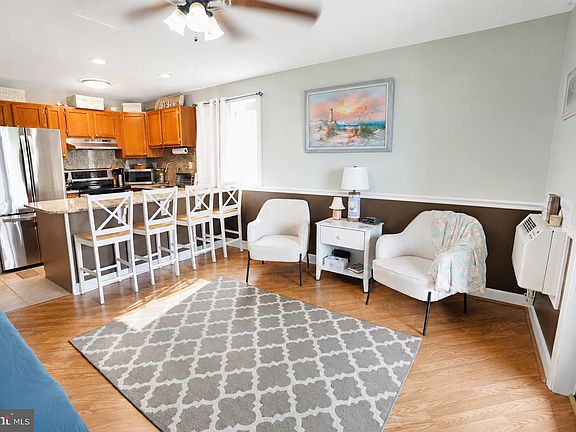 3rd image of 202 32nd St Unit 210