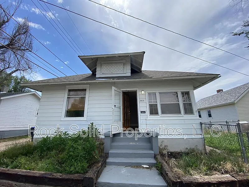 3 bed, 1.0 bath, 936 sqft, $1,595 — Photo 1