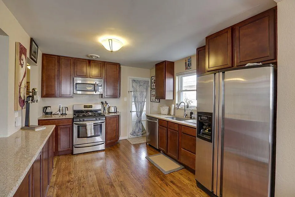3 bed, 1100 sqft, $850 — Photo 2