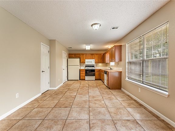 5th image of 812 SE Rachel Ave