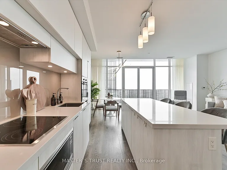 8 Eglinton Ave E #Penthouse 5801 — Photo 10