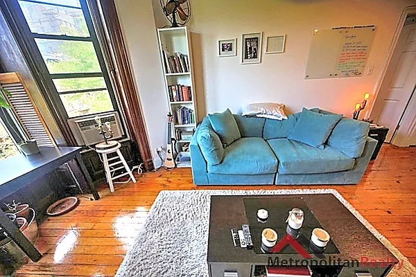 Rented by Metropolitan Realty | media 3