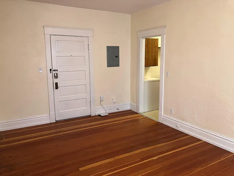 112 1/2 E Spring St #F — Photo 4