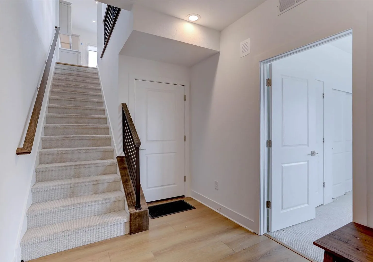 Luxury End unit 3bed/3bath/2car with Views! — Photo 3