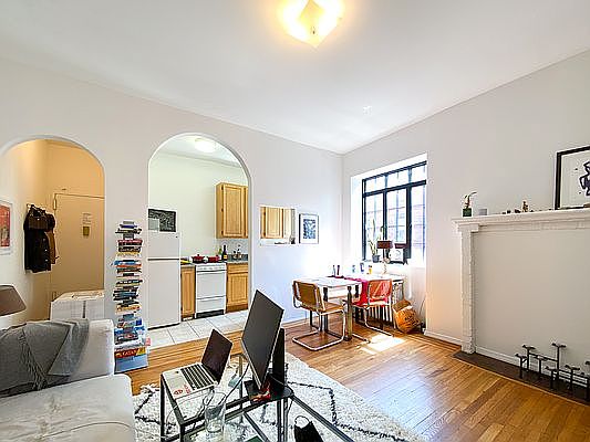 5th image of 234 W 4th St #3D
