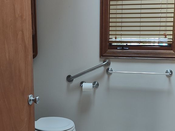 Main level full bath