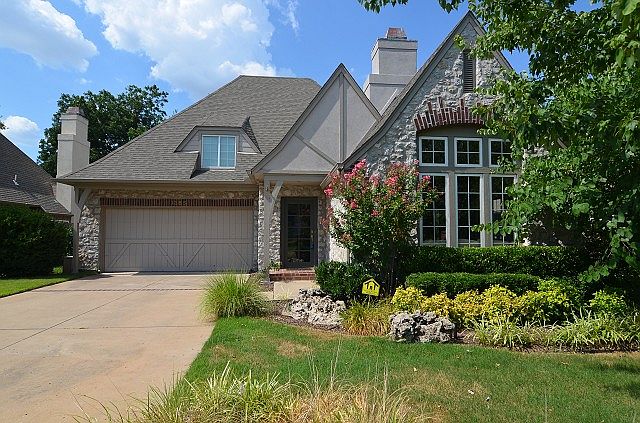 Beautiful 2 story on treed lot