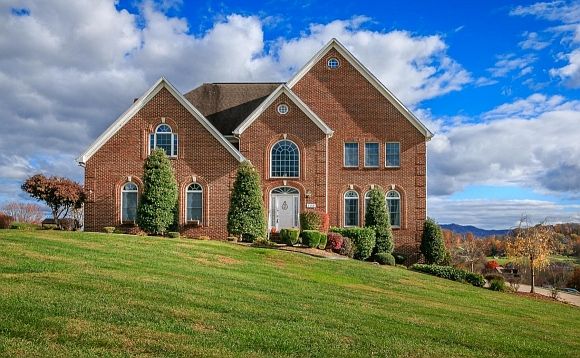 1st image of 100 Surrey Ln