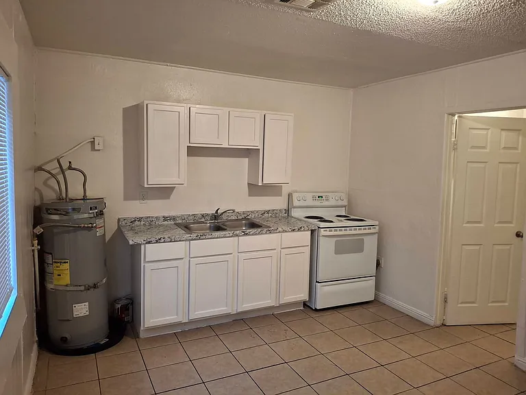 1007 C St #3 — Photo 5