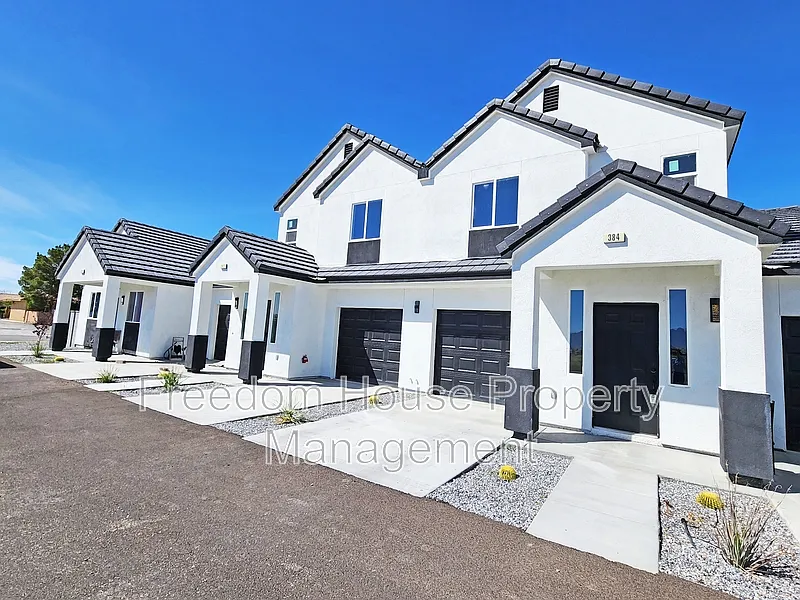 3 bed, 2.5 bath, 1366 sqft, $1,391 — Photo 3