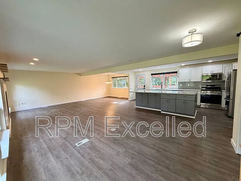 5 bed, 3.0 bath, 3000 sqft, $4,700 — Photo 3