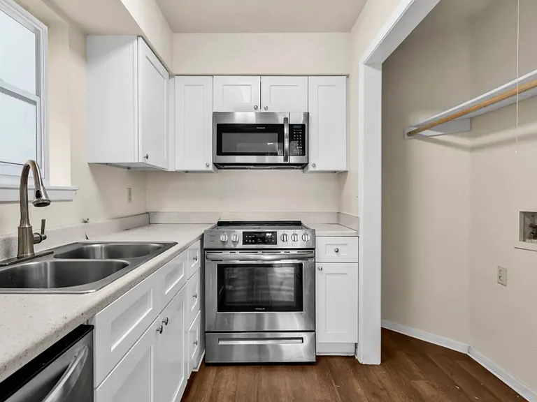 Brand new appliances, Electric kitchen top and oven
