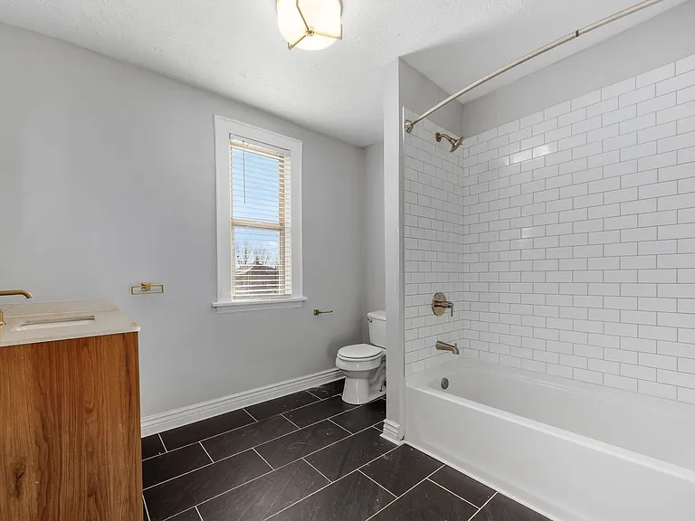 415 Mithoff St — Photo 20