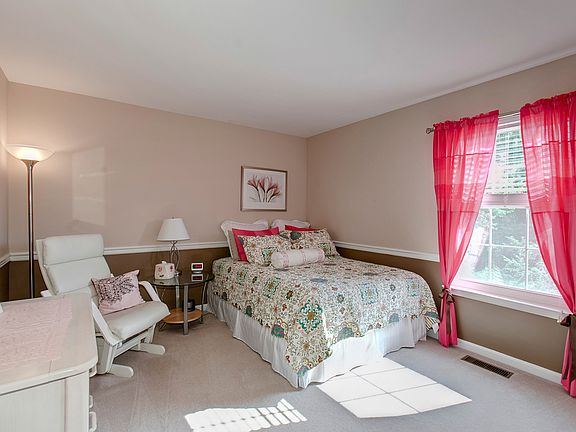 5th image of 13711 Southernwood Ct