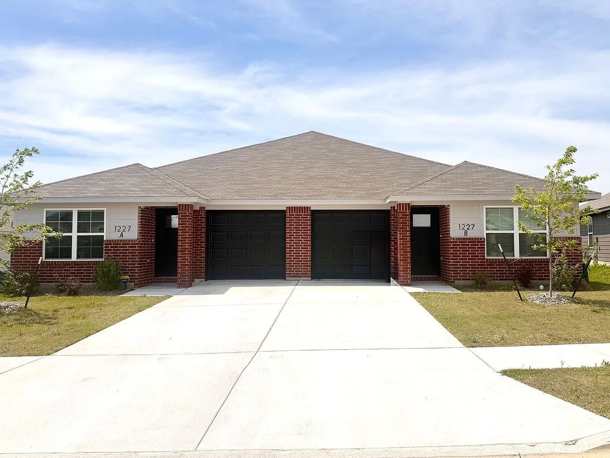 Building Photo - 1227 Lexington Dr
