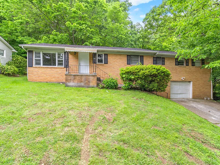 841 Farragut Ave — Photo 1