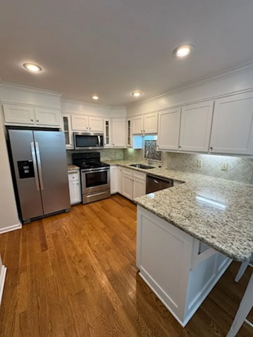 Spacious Modern 3 Bedroom Townhome - Move In Ready — Photo 2